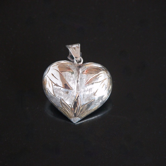 Antique Puffy Silver Etched Heart Pendant - Picture 2 of 4